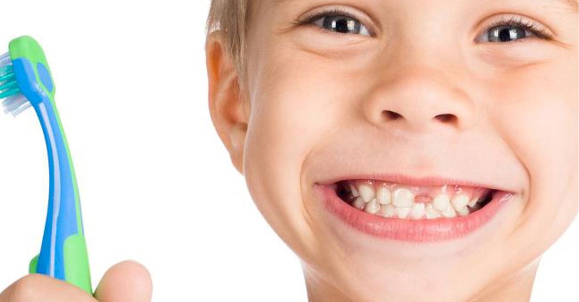 ¿Cuándo empiezan a salir los dientes permanentes?