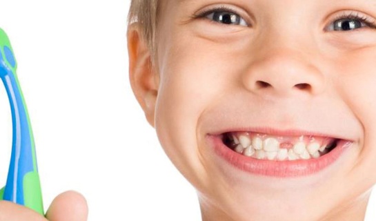 ¿Cuándo empiezan a salir los dientes permanentes?