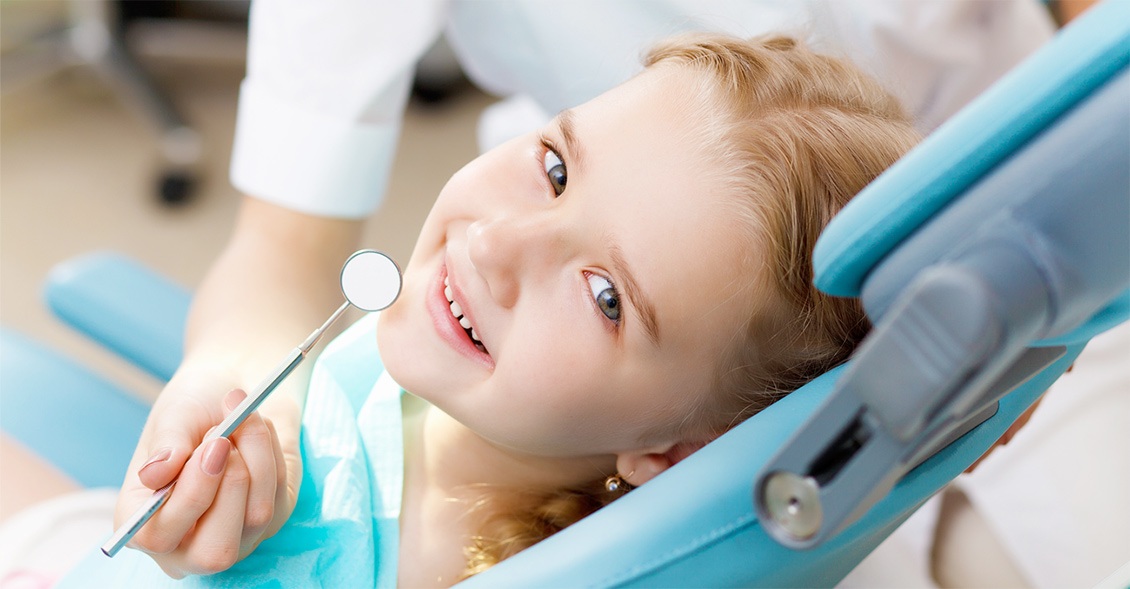 ¿A qué edad se debe acudir por primera vez al odontopediatra?