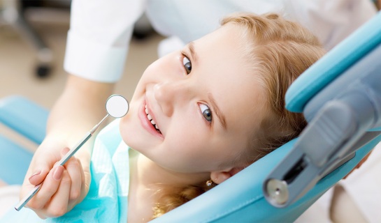 ¿A qué edad se debe acudir por primera vez al odontopediatra?
