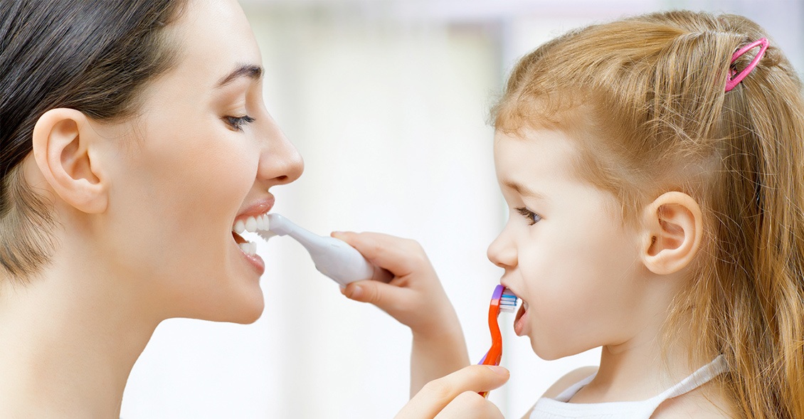 ¿Cuándo se deben empezar a lavar los dientes a mi hijo?